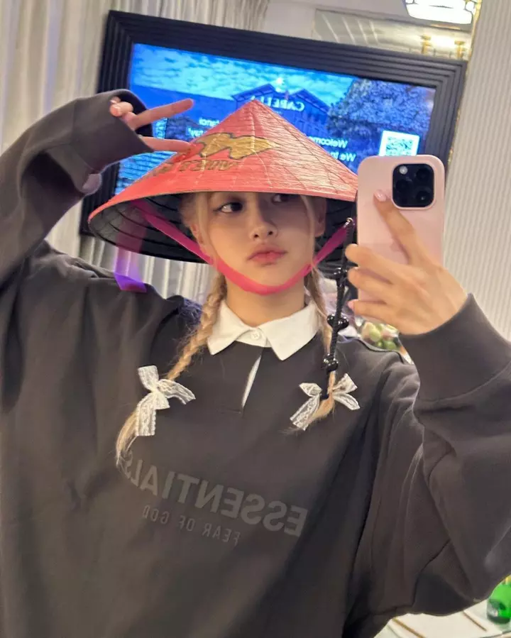 Tuyển Chọn Các Hình Ảnh Rose Cầm Điện Thoại Selfie Xinh Đẹp, Cute