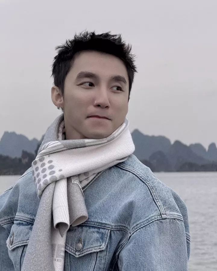 Ảnh Sơn Tùng cười mím chi siêu “đốn tim” fan nữ