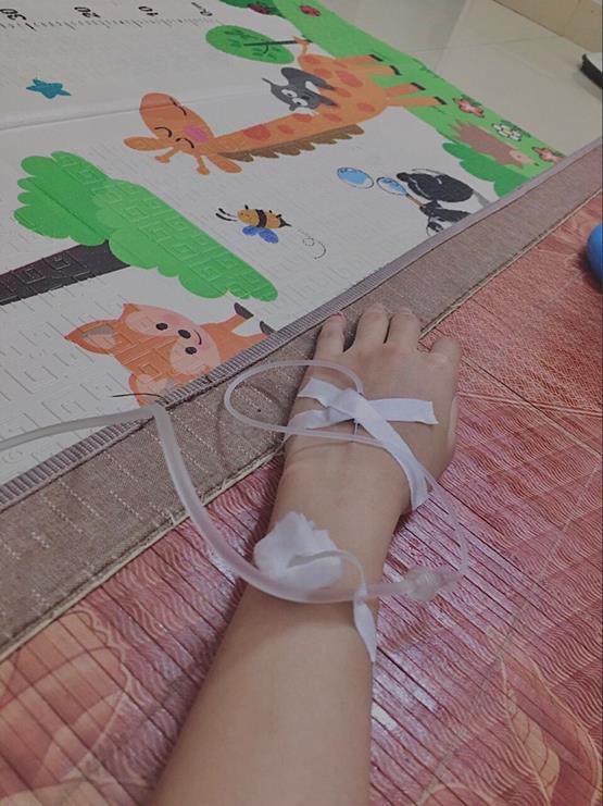 Hình truyền nước ở tay nữ chân thật
