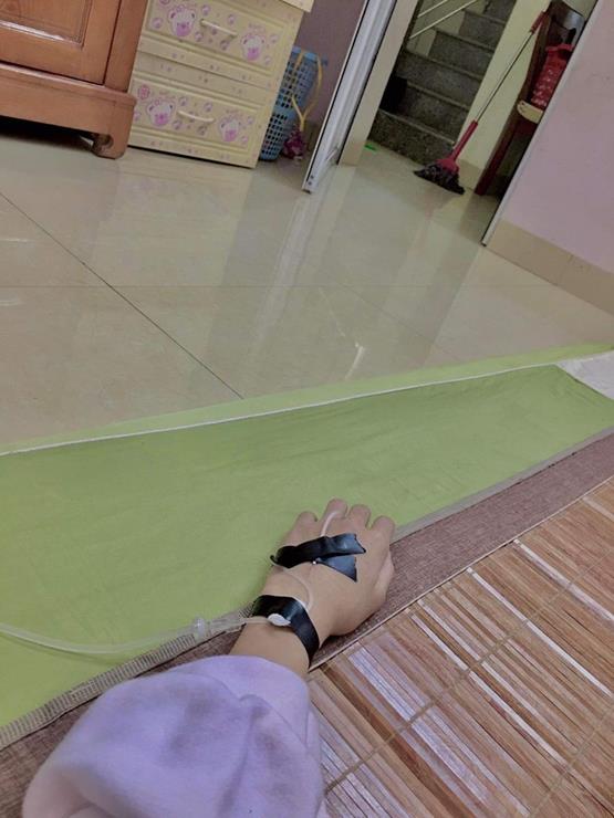 Hình truyền nước ở tay nữ trong phòng ngủ