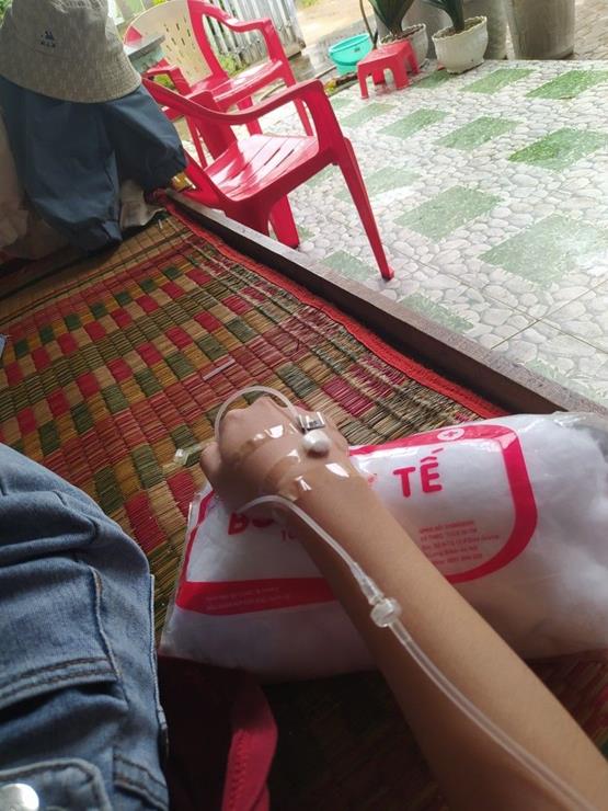 Hình truyền nước ở tay nữ mệt mỏi