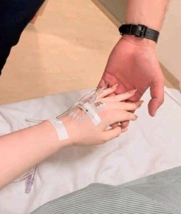Ảnh truyền nước ở tay nữ