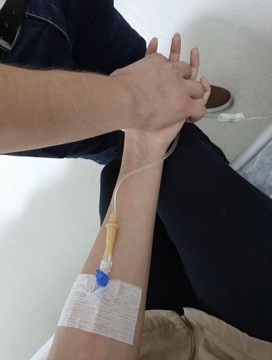 Hình truyền nước ở tay nữ được nắm tay động viên
