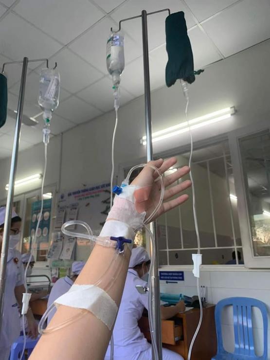 Hình truyền nước ở tay nữ tại phòng bệnh