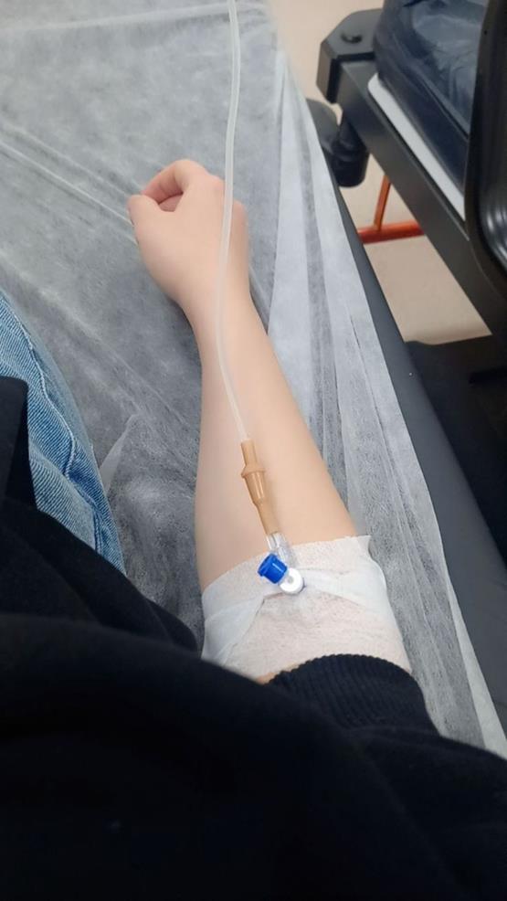 Hình truyền nước ở tay nữ chân thật