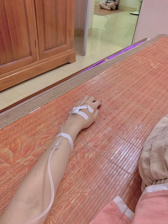 Hình truyền nước ở tay nữ ở nhà