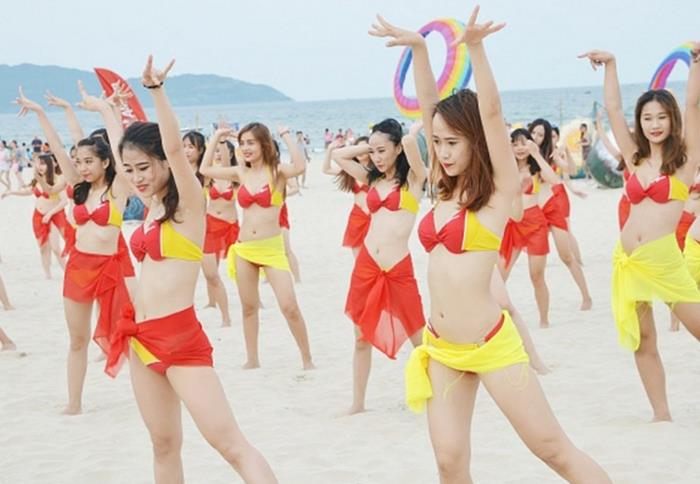 hình gái xinh vitamin bikini nhảy tập thể