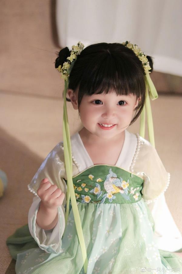Hình bé gái mặc cổ trang