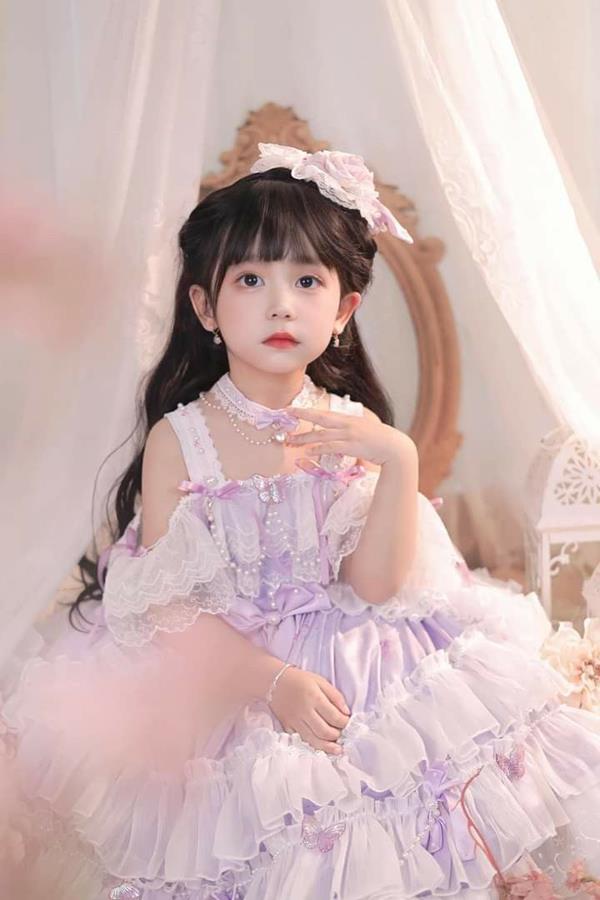 Hình bé gái đáng yêu mặc váy công chúa