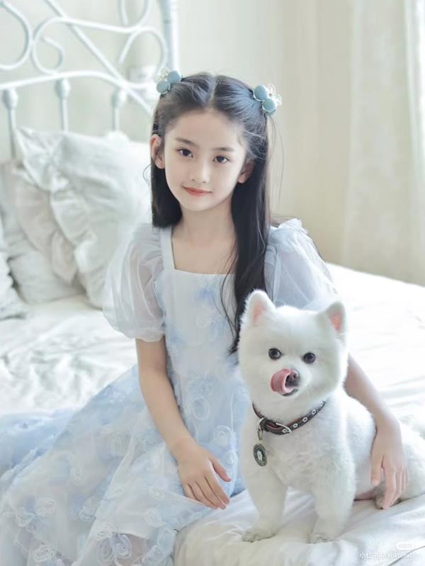 Hình bé gái đáng yêu và cún con