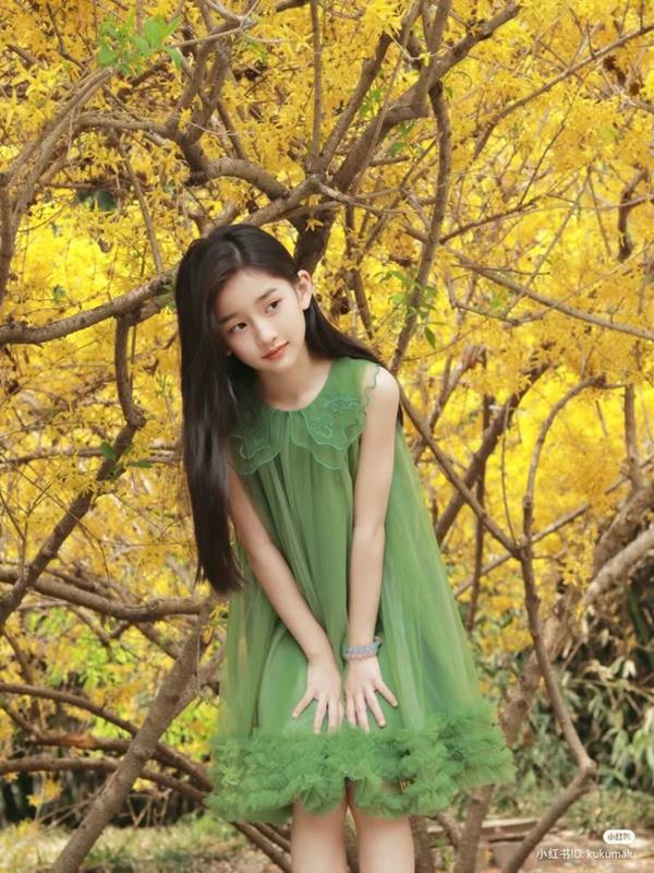 Hình bé gái đáng yêu trời thu