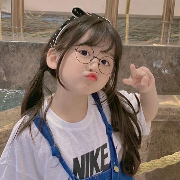 Hình bé gái cute chu mỏ