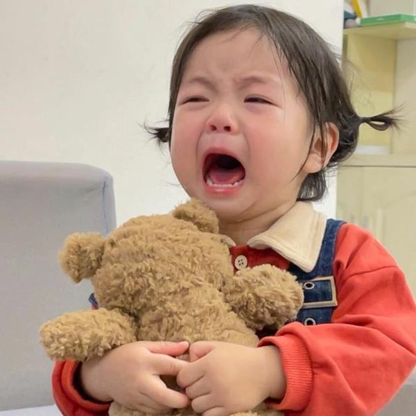 Ảnh bé khóc ôm gấu bông