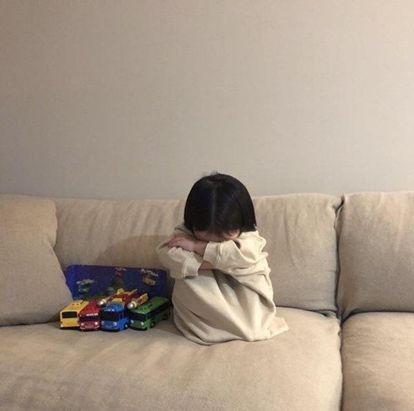 Hình em bé buồn dễ thương