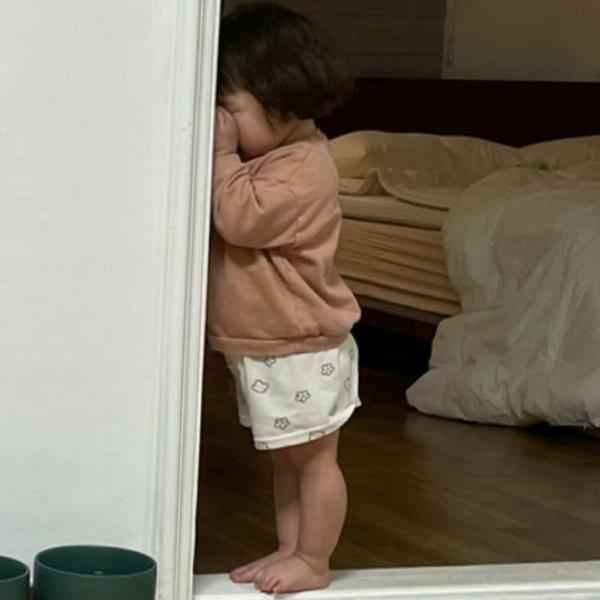 Ảnh em bé buồn vì bị mẹ phạt