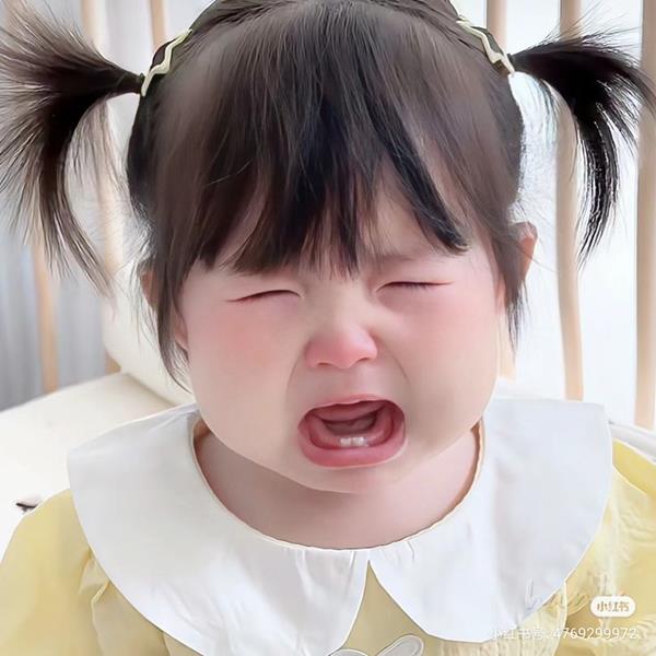 Ảnh bé khóc mới mọc răng cute