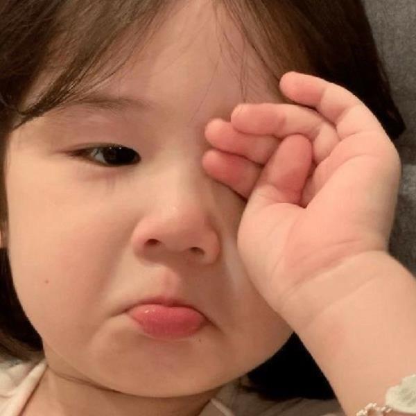 Ảnh em bé mếu lau nước mắt