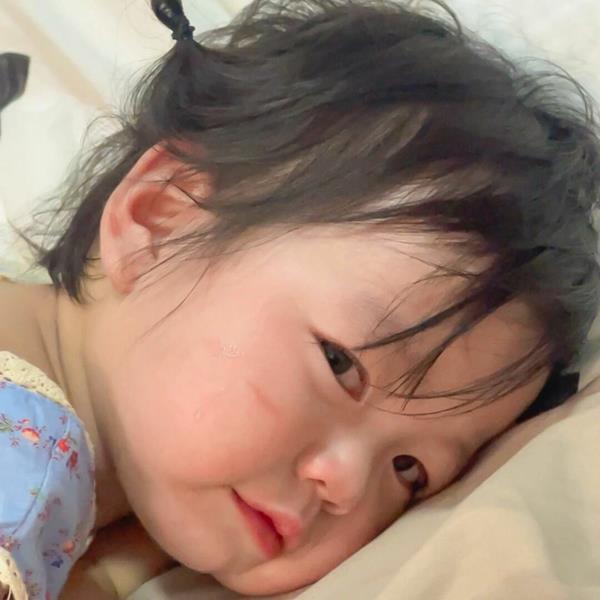 Ảnh em bé mếu lườm nguýt dễ thương
