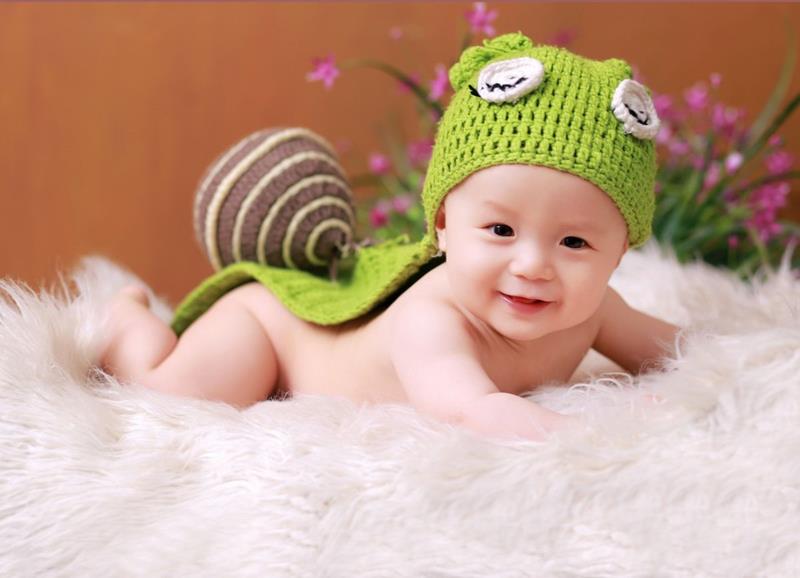 Hình bé sơ sinh tạo hình ốc sên đẹp