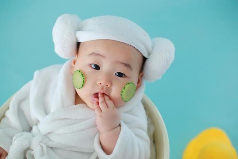 Ảnh chụp bé sơ sinh tạo hình quấn khăn xông hơi cute