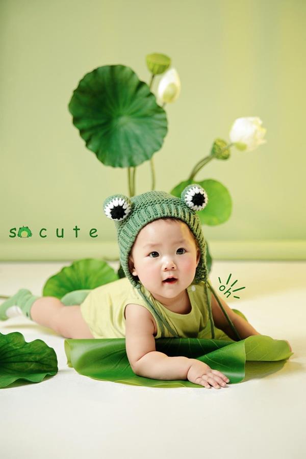 Hình em bé mới sinh 1 tháng tuổi đội mũ ếch con