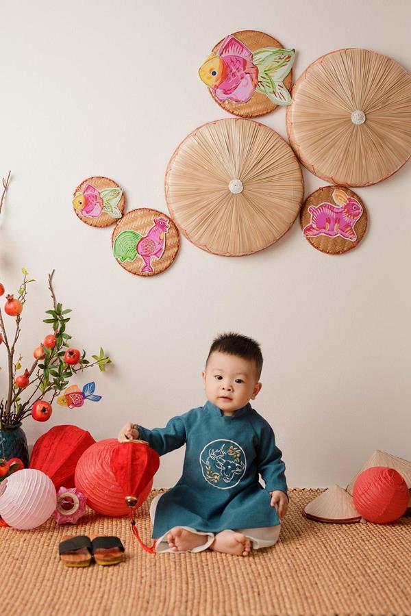 Ảnh tết bé trai mặc áo dài truyền thống