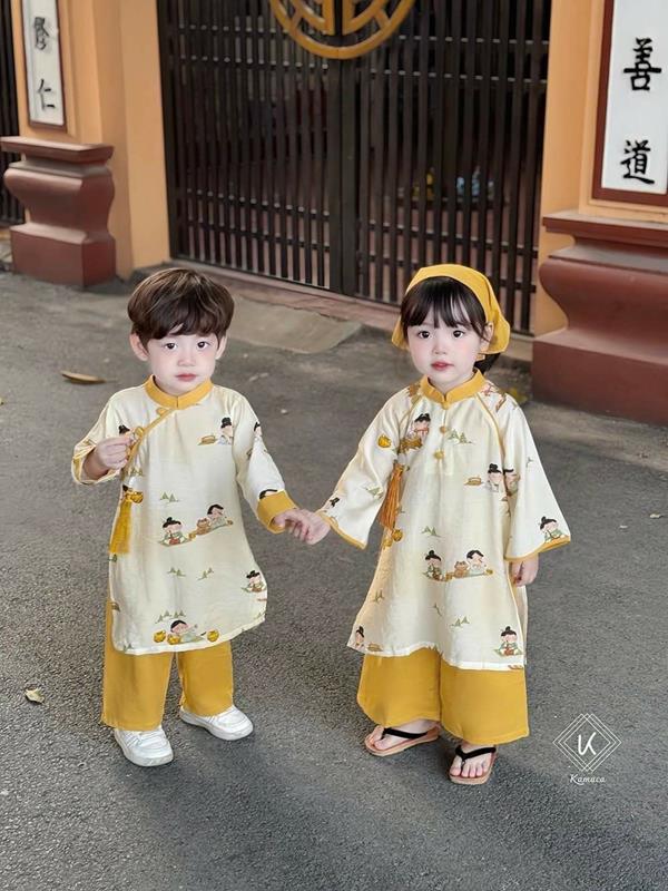 Ảnh bé trai bé gái nắm tay
