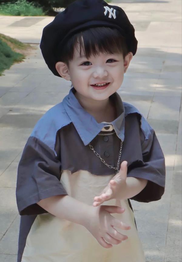 Ảnh bé trai đội mũ nồi dễ thương