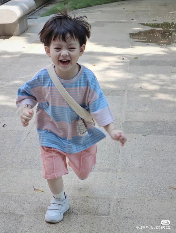Ảnh bé trai đẹp chạy nhảy vui vẻ