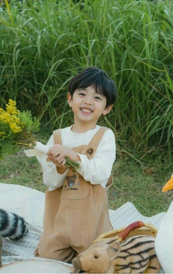 Hình bé trai cute đi cắm trại