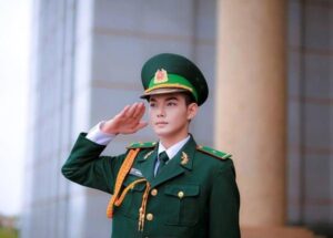 Hình chú bộ đội chào điều lệnh
