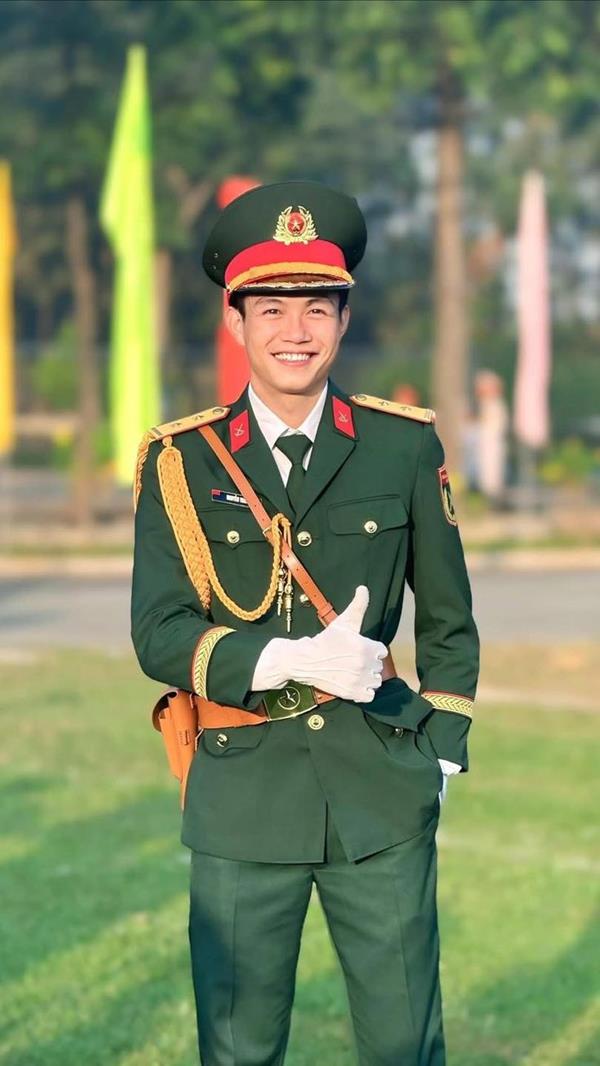 Ảnh chú bộ đội đẹp cười tươi