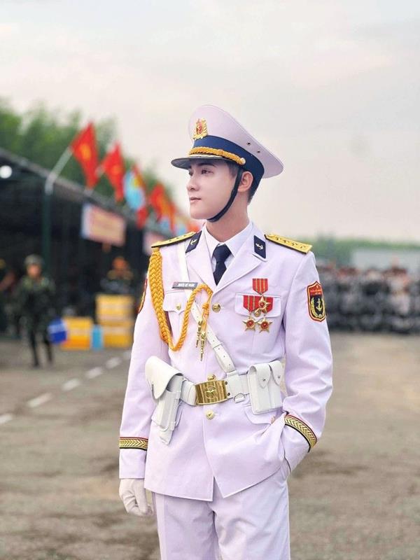 Bức ảnh chú bộ đội mặc quân phục màu trắng