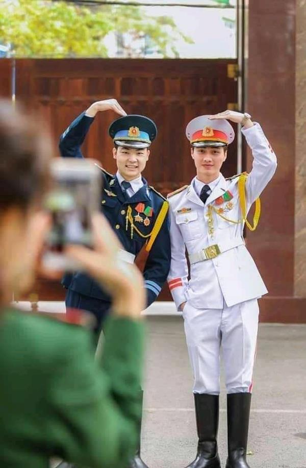 Ảnh chú bộ đội tạo dáng hình trái tim đẹp