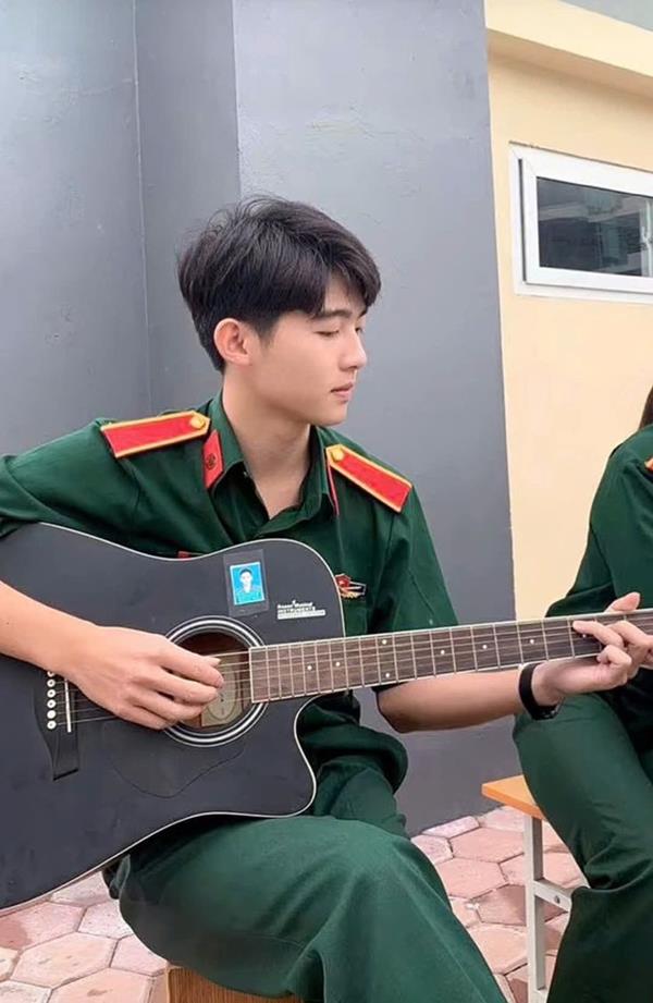 Ảnh chú bộ đội chơi đàn gita đẹp hút hồn