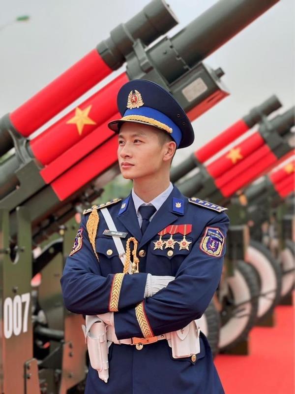Ảnh đẹp về chú bộ đội đứng bên dàn pháo nghi lễ