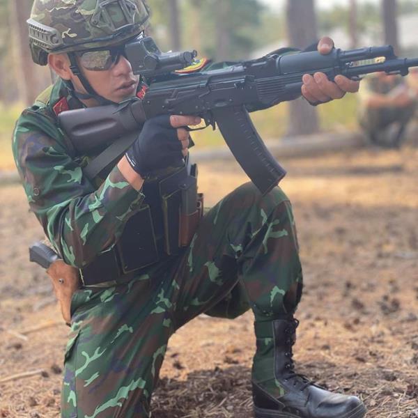 Ảnh chú bộ đội ngầu cầm súng