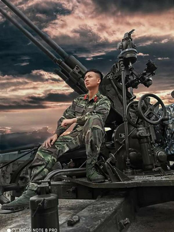 Hình chú bộ đội ngồi trên pháo cao xạ ngầu