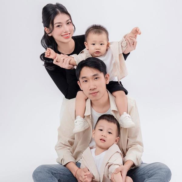 Ảnh bố mẹ và 2 con trai