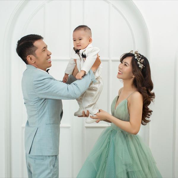 Ảnh bố mẹ và con trai hanh phúc