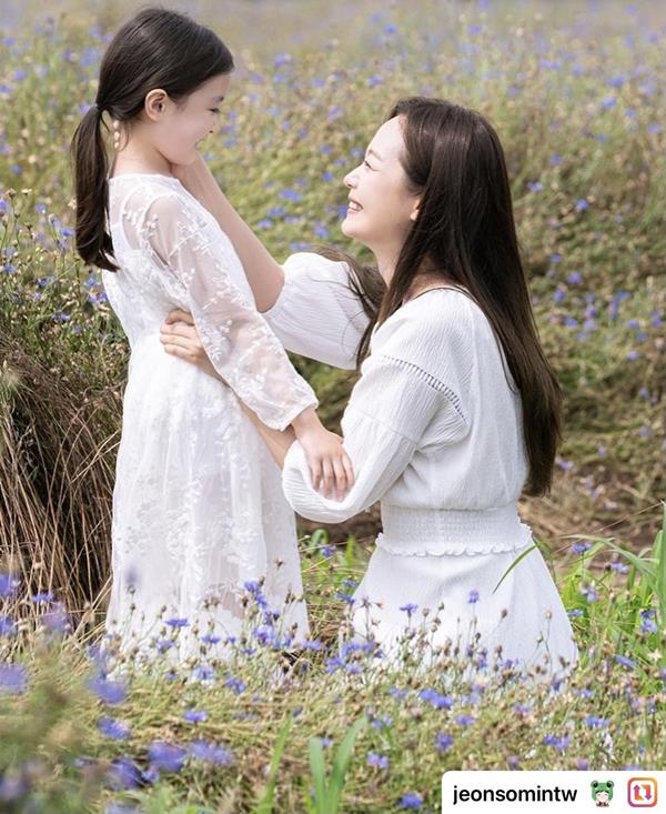Ảnh đẹp mẹ và con gái trong vườn hoa