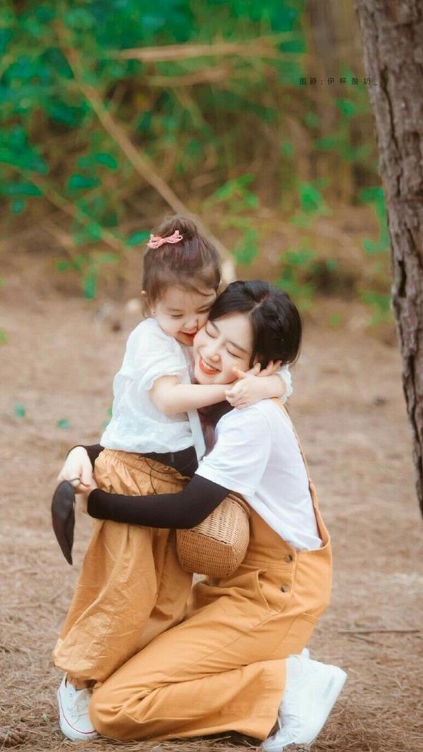 Hình ảnh đẹp mẹ ôm con gái