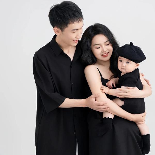 Ảnh cha mẹ và cậu con trai đầu lòng