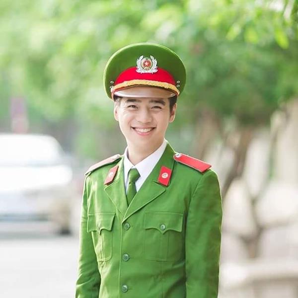 Hình ảnh công an đẹp trai cười tươi rạng rỡ