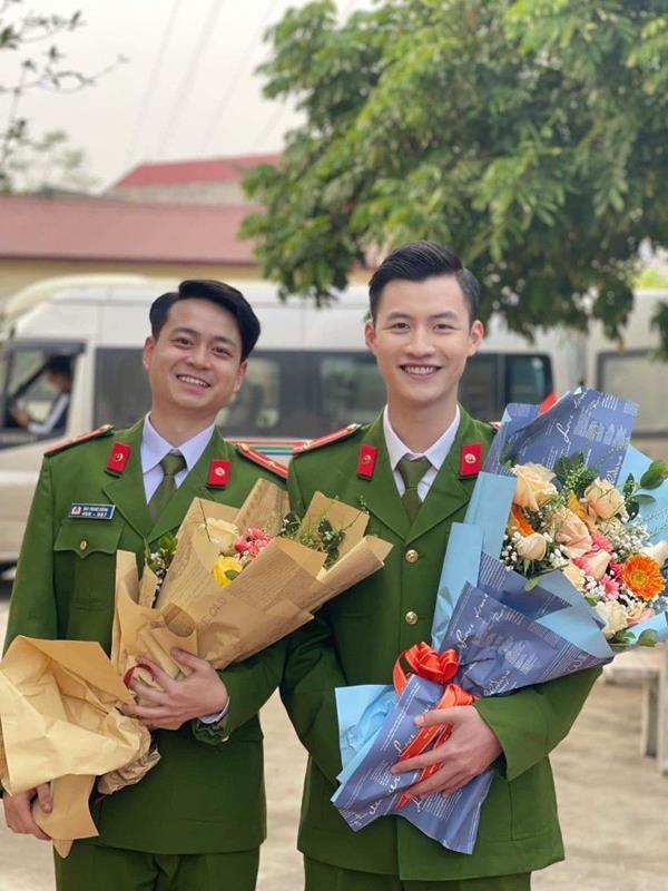 Ảnh công an đep trai cầm bó hoa
