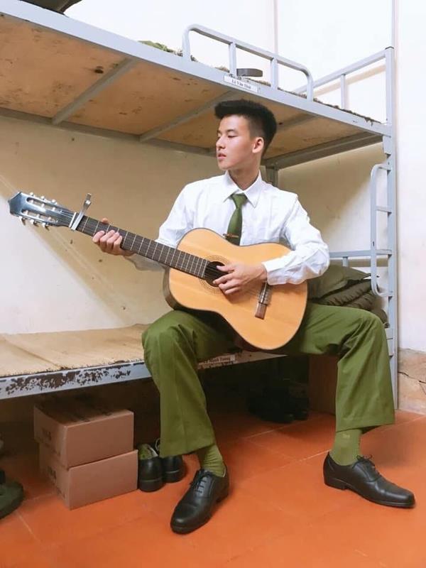 Hình ảnh công an đẹp trai chơi đàn gita