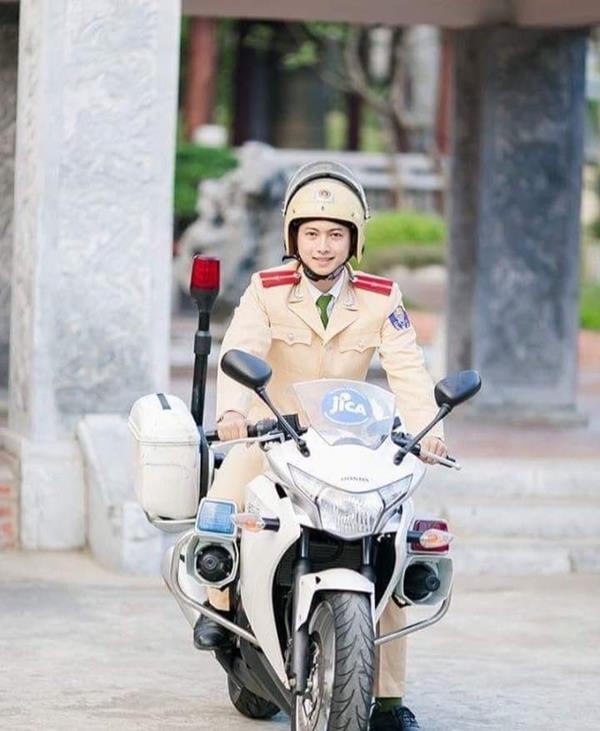 Ảnh chú cảnh sát giao thông đi xe moto