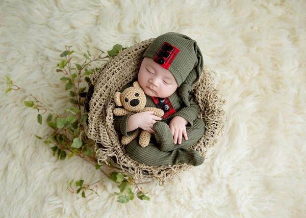 Bé sơ sinh chụp ảnh siêu dễ thương