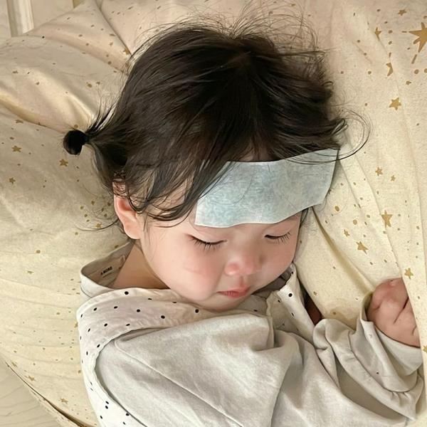 Hình em bé bị ốm ngủ 