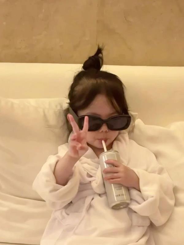 Hình bé ngộ nghĩnh ngầu